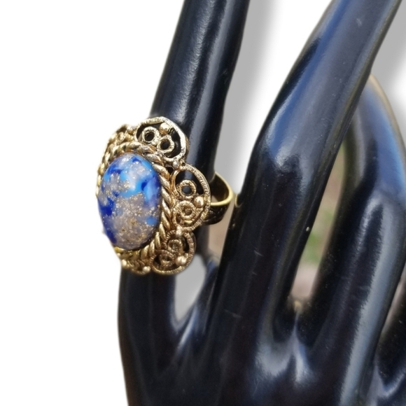VINTAGE FILIGREE GOLDTONE & LAPIS LAZULI STONE STATEMENT COCKTAIL RING - Picture 3 of 7